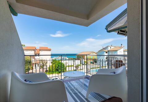 Conero Suite: Cielo, Nube, Giorno, Costruzione, Proprietà, Shade, Azzurro, Architettura, Interior Design