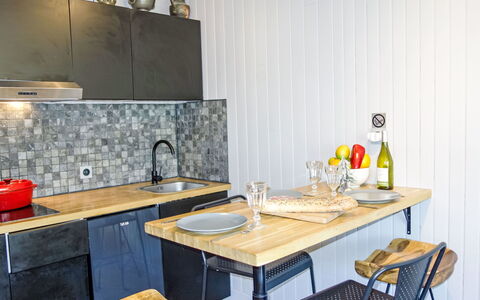 Le Roc de Peclet: Cabinetry, Controsoffitto, Rubinetto, Proprietà, Lavello, Mobilia, Tavolo, Lavandino Della Cucina, Legna, Idraulico Fixture