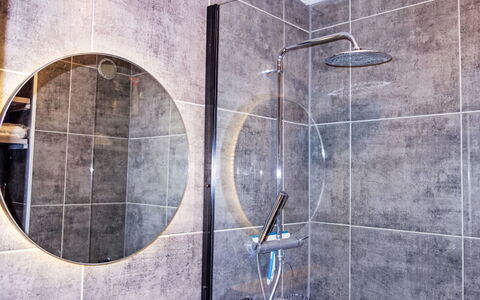 Le Roc de Peclet: Idraulico Fixture, Costruzione, Porta, Rubinetto, Bagno, Parete, Legna, Casa, Soffione Doccia, Brick