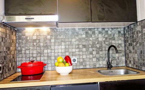Le Roc de Peclet: Controsoffitto, Rubinetto, Lavandino Della Cucina, Idraulico Fixture, Lavello, Cabinetry, Cucina, Cucina Stufa, Legna, Illuminazione