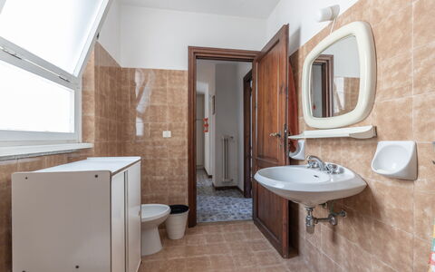 Villa Il Pesco: Specchio, Marrone, Rubinetto, Lavello, Lavandino Del Bagno, Proprietà, Idraulico Fixture, Costruzione, Bagno, Legna