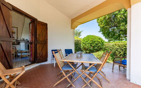 Villa Il Pesco: Mobilia, Tavolo, Proprietà, Pianta, Sedia, Legna, Shade, Interior Design, Architettura, Albero
