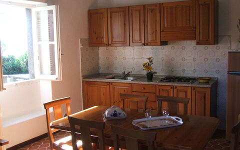 Giannella Holiday Apartment: Marrone, Cabinetry, Lavandino Della Cucina, Controsoffitto, Proprietà, Mobilia, Lavello, Rubinetto, Finestra, Cucina