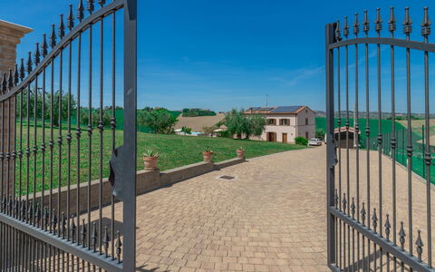 Villa Clair: Cielo, Proprietà, Pianta, Recinzione, Manto Stradale, Materiale Composito, Urban Design, Erba, Brick, Facciata