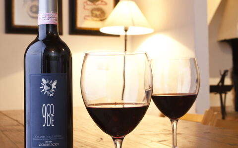 Chianti Resort: Tavola, Bicchieri, Bottiglia, Stemware, Mobilia, Vino, Barware, Bicchiere Di Vino, Bottiglia Di Vetro