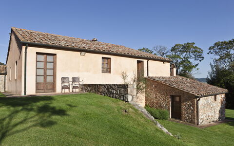 Chianti Resort: Cielo, Costruzione, Proprietà, Pianta, Finestra, Albero, Casa, Lotto, Erba, Zona Residenziale