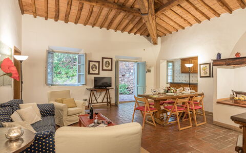 Chianti Resort: Mobilia, Cornice, Tavolo, Legna, Interior Design, Pavimento, Divano, Casa, Pavimentazione, Soggiorno