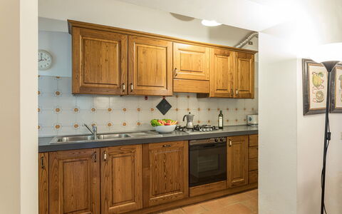 Chianti Resort: Marrone, Cabinetry, Controsoffitto, Rubinetto, Proprietà, Mobilia, Lavello, Lavandino Della Cucina, Costruzione, Cucina
