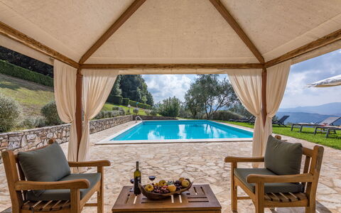 Chianti Resort: Pianta, Mobilia, Proprietà, Acqua, Piscina, Azzurro, Sedia, Shade, Costruzione, Interior Design