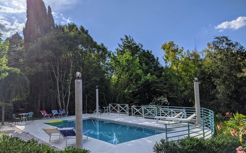 Villa Millefiori: Acqua, Nube, Cielo, Pianta, Risorse Idriche, Azzurro, Piscina, Albero, Paesaggio Naturale, Architettura