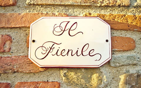 Il Fienile Holiday Home: Proprietà, Rettangolo, Legna, Giallo, Font, Brick, Proprietà Del Materiale, Muratura