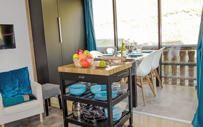 Le Sérac 140.11: Tavolo, Mobilia, Costruzione, Finestra, Interior Design, Pavimento, Pavimentazione, Legna, Immobiliare, Soggiorno