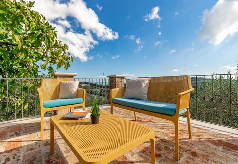 Villa Vagnini: Cielo, Nube, Pianta, Mobilia, Proprietà, Tavolo, Azzurro, Legna, Paesaggio Naturale, Mobili Da Esterno