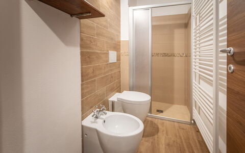 La Casa Di Campagna: Bagno, Pavimentazione, Idraulico Fixture, Pavimento, Gabinetto, Toilet Seat, Interior Design, Lavello, Idraulico, Lavandino Del Bagno
