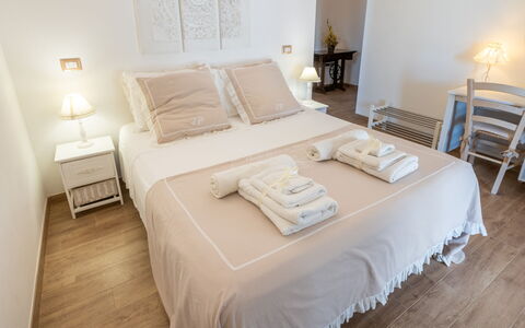 La Casa Di Campagna: Mobilia, Interior Design, Letto, Camera Da Letto, Pavimento, Pavimentazione, Legna, Lenzuolo, Camera, Bedding
