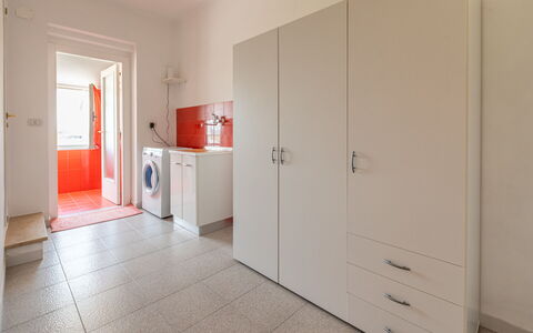 La Casa Di Campagna: Pavimentazione, Pavimento, Interior Design, Camera, Apparecchio Major, Cabinetry, Appartamento, Soffitto, Credenza