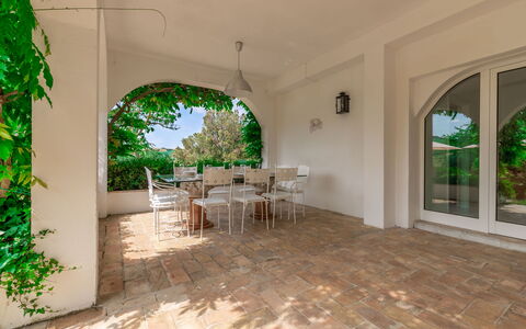 Villa La Picena: Mobilia, Pianta, Tavolo, Sedia, Costruzione, Shade, Legna, Interior Design, Sala, Pavimento