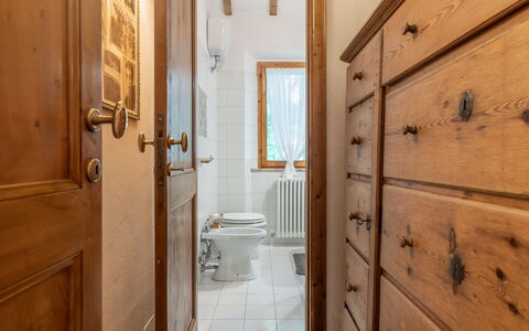 Villa La Picena: Proprietà, Legna, Bagno, Costruzione, Idraulico Fixture, Interior Design, Cabinetry, Pavimento, Porta