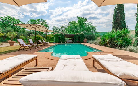 Villa La Picena: Pianta, Cielo, Acqua, Proprietà, Mobilia, Costruzione, Piscina, Verde, Blu, Lettino