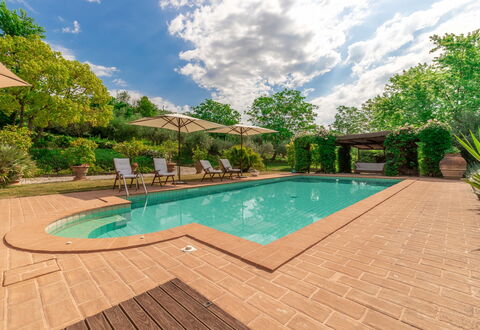 Villa La Picena: Nube, Acqua, Pianta, Piscina, Cielo, Albero, Sedia, Shade, Arecales, Erba