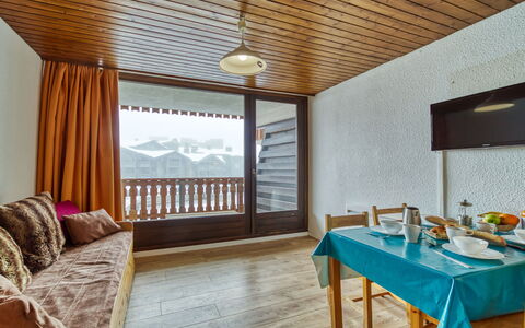 Eterlous 1Bis: Tavolo, Mobilia, Costruzione, Finestra, Legna, Shade, Interior Design, Architettura, Pavimentazione, Pavimento