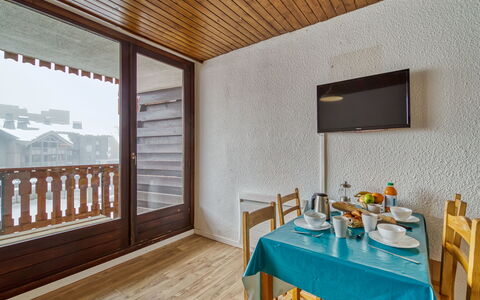 Eterlous 1Bis: Tavolo, Mobilia, Proprietà, Costruzione, Legna, Finestra, Interior Design, Casa, Soggiorno, Pavimento