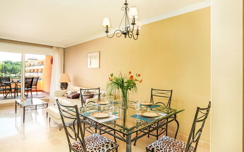 Los Patios de Santa Maria: Mobilia, Interior Design, Pavimentazione, Pavimento, Cucina & Sala Da Pranzo Tavolo, Sala Da Pranzo, Tavolo, Soffitto, Sedia, Camera