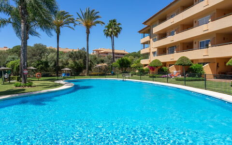 Los Patios de Santa Maria: Acqua, Cielo, Proprietà, Pianta, Costruzione, Nube, Piscina, Albero, Zona Residenziale, Erba