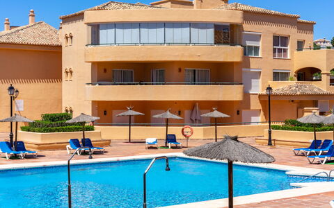 Los Patios de Santa Maria: Acqua, Cielo, Proprietà, Pianta, Costruzione, Nube, Piscina, Albero, Zona Residenziale, Erba