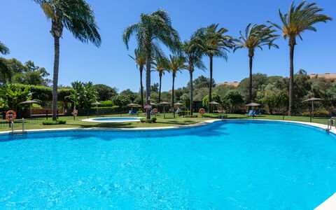 Los Patios de Santa Maria: Acqua, Cielo, Proprietà, Pianta, Costruzione, Nube, Piscina, Albero, Zona Residenziale, Erba