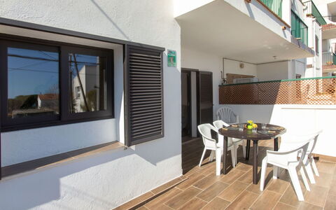 Estiu: Proprietà, Mobilia, Finestra, Tavolo, Legna, Sedia, Costruzione, Architettura, Interior Design, Shade