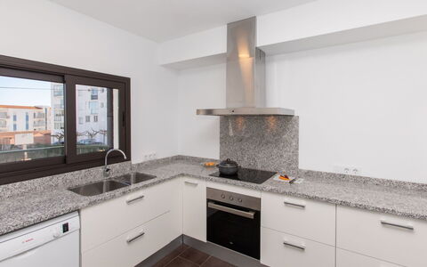 Estiu: Controsoffitto, Cabinetry, Proprietà, Lavandino Della Cucina, Lavello, Costruzione, Rubinetto, Cucina, Finestra, Cucina Stufa