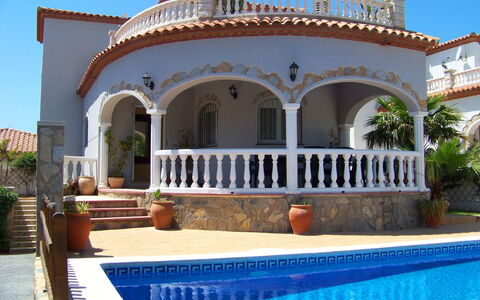 Villa Roberto: Acqua, Pianta, Cielo, Proprietà, Mobilia, Piscina, Azzurro, Mobili Da Esterno, Shade, Costruzione
