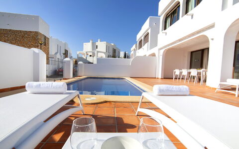 Mirador de les Bassetes: Costruzione, Proprietà, Giorno, Cielo, Finestra, Tavolo, Azzurro, Piscina, Shade, Casa