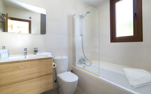 Mirador de les Bassetes: Specchio, Rubinetto, Idraulico Fixture, Proprietà, Lavello, Lavandino Del Bagno, Mobiletto Del Bagno, Soffione Doccia, Bagno