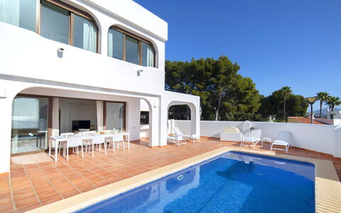 Mirador de les Bassetes: Acqua, Cielo, Proprietà, Piscina, Costruzione, Azzurro, Mobili Da Esterno, Shade, Casa, Corpo D'Acqua