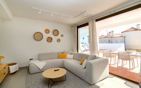 Mirador de les Bassetes: Mobilia, Proprietà, Divano, Cornice, Comfort, Costruzione, Tavolo, Soggiorno, Arancia, Illuminazione
