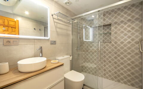 Calpe Calp 822: Idraulico Fixture, Specchio, Proprietà, Lavello, Rubinetto, Lavandino Del Bagno, Bagno, Gabinetto, Viola, Doccia