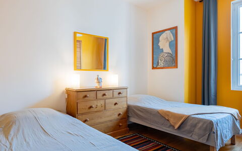 Le Six: Mobilia, Proprietà, Costruzione, Comfort, Cornice, Azzurro, Telaio Del Letto, Legna, Finestra, Tessile