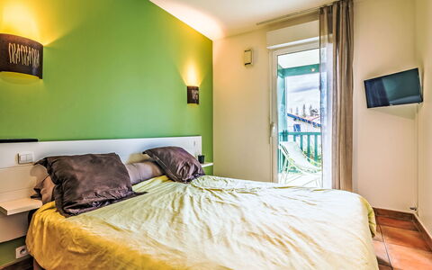 Saint-Jean-De-Luz 508: Camera Da Letto, Letto, Lenzuolo, Interior Design, Bedding, Mobilia, Soffitto, Camera, Pavimentazione, Illuminazione