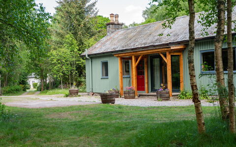 Riverside Cottage: Pianta, Costruzione, Finestra, Cielo, Albero, Casa, Lotto, Paesaggio Naturale, Erba, Villetta