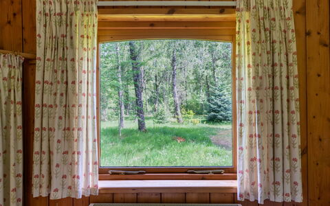 Riverside Cottage: Proprietà, Finestra, Pianta, Foglia, Shade, Legna, Tenda, Interior Design, Rettangolo