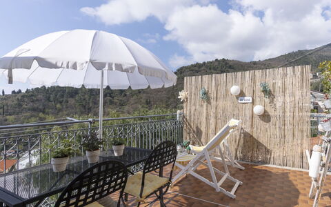 Casetta in Collina: Cielo, Montagna, Neve, Nube, Highland, Pendenza, Ricreazione All'Aperto, Albero, Congelamento, Terreno