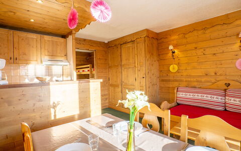 Val Thorens 200: Mobilia, Tavolo, Proprietà, Tavola, Fiore, Pianta, Decorazione, Cabinetry, Interior Design, Illuminazione