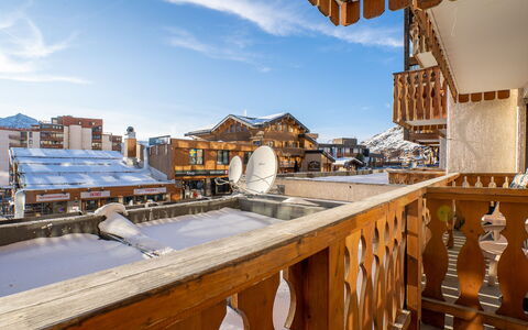 Val Thorens 200: Cielo, Nube, Giorno, Proprietà, Luce, Costruzione, Legna, Architettura, Shade, Immobiliare