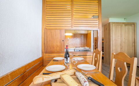 Val Thorens 200: Tavolo, Costruzione, Mobilia, Proprietà, Tavola, Sedia, Comfort, Legna, Interior Design, Casa
