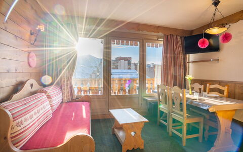 Val Thorens 200: Mobilia, Proprietà, Tavolo, Blu, Legna, Interior Design, Sedia, Pavimentazione, Pavimento, Soggiorno