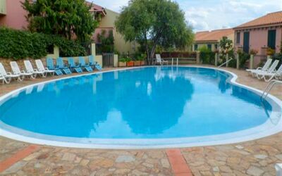 Badesi 800: Acqua, Pianta, Proprietà, Piscina, Costruzione, Cielo, Azzurro, Albero, Casa, Nube