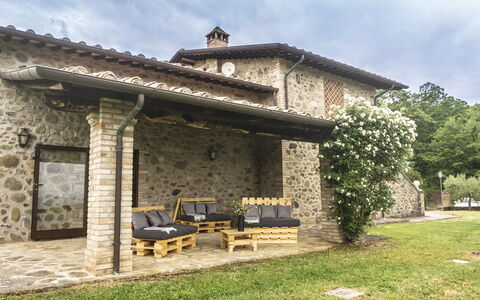 Villa San Leo: Nube, Pianta, Costruzione, Proprietà, Cielo, Mobilia, Panchina, Finestra, Shade, Albero
