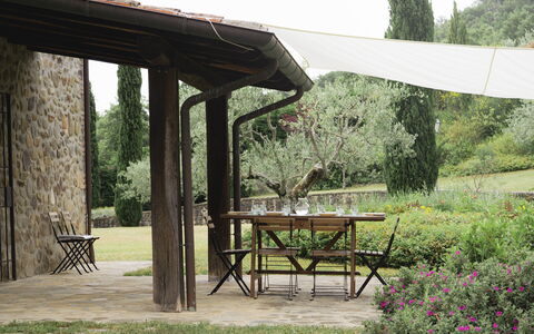 Villa San Leo: Pianta, Tavolo, Proprietà, Mobilia, Natura, Shade, Albero, Mobili Da Esterno, Tavolo Esterno, Legna